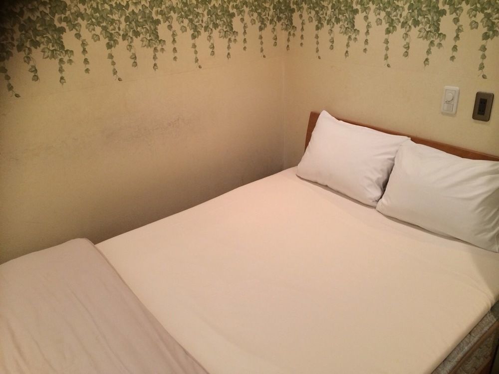 Uehonmachi Plaza Hotel (Adults Only) Осака Екстер'єр фото
