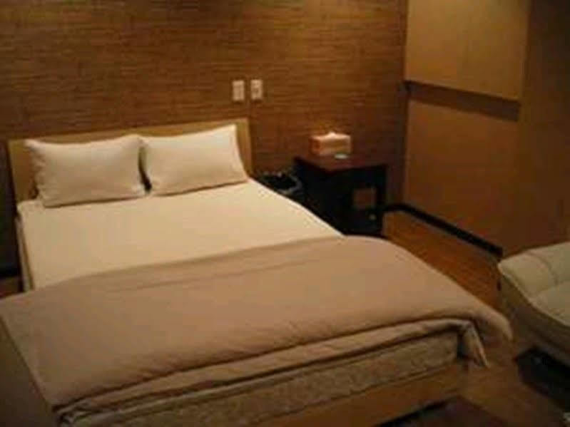 Uehonmachi Plaza Hotel (Adults Only) Осака Екстер'єр фото